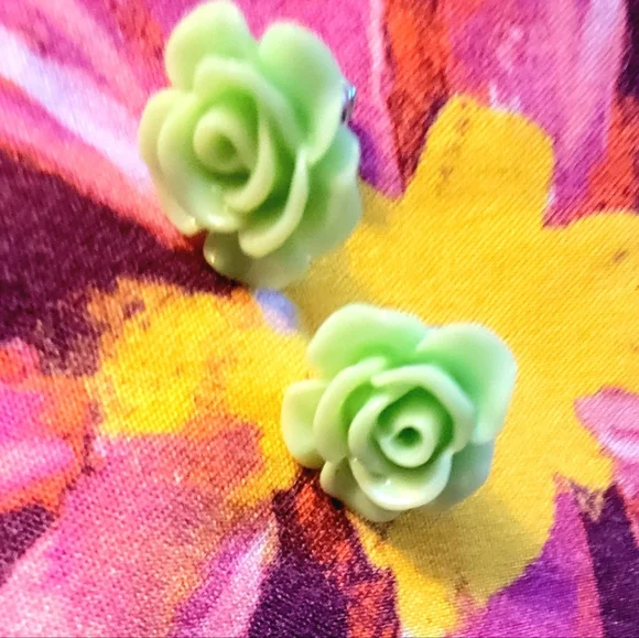 COPY - Fashion Resin Stud Flower Earrings 🌱 EUC - Picture 8 of 8